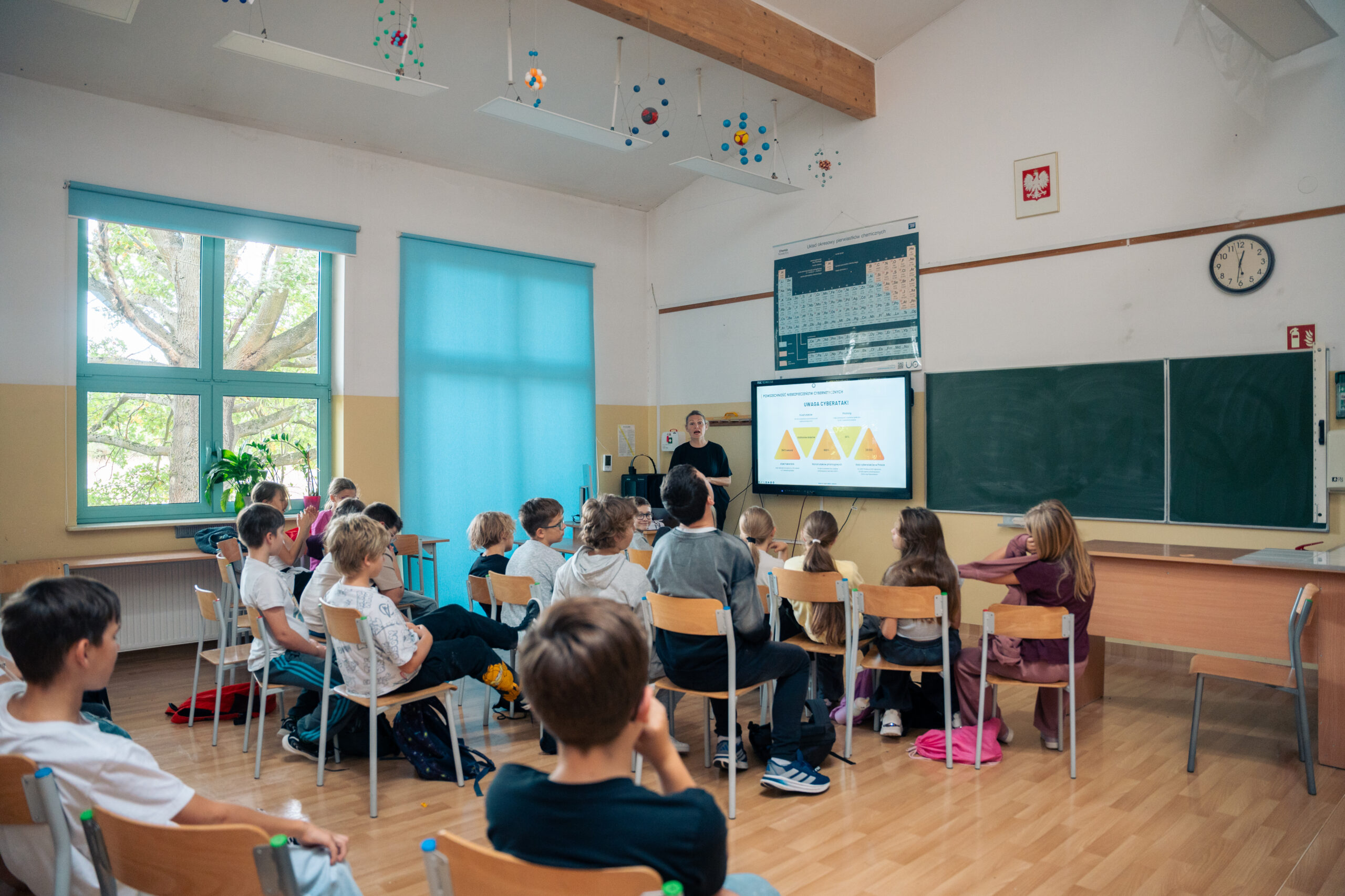 Obrazek przedstawia Izabelę Taborowską prowadzącą warsztaty stacji higiena cyfrowa dla uczniów.